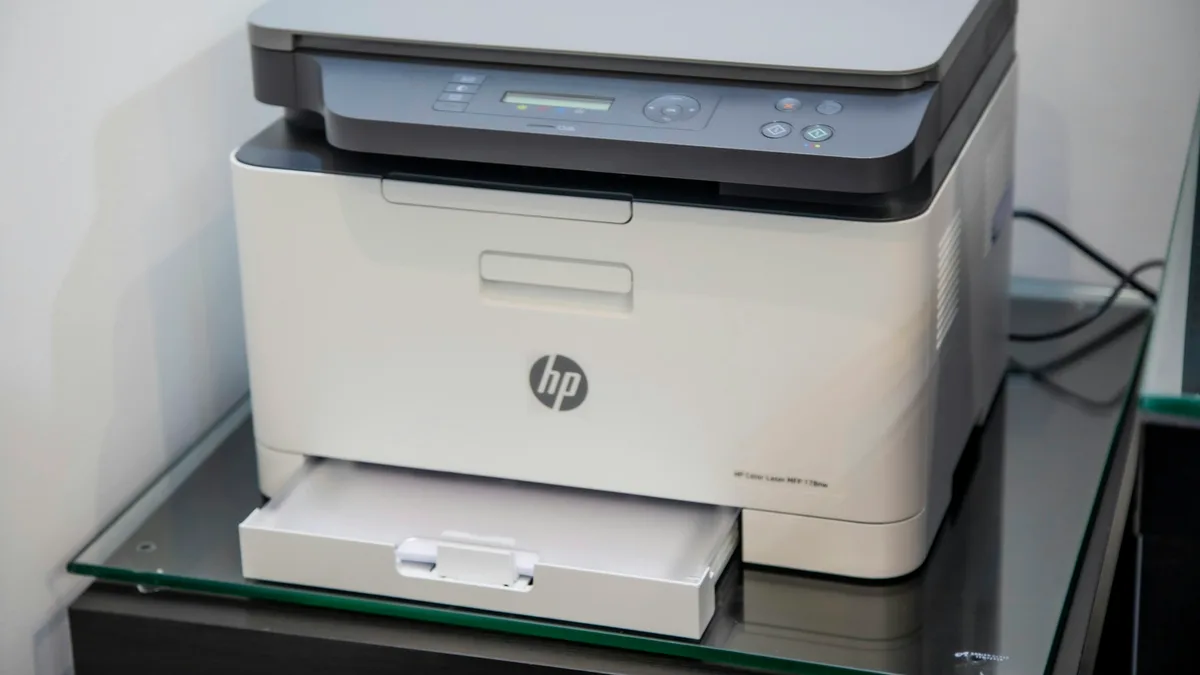 Laserová multifunkční tiskárna HP s vysunutým zásobníkem papíru